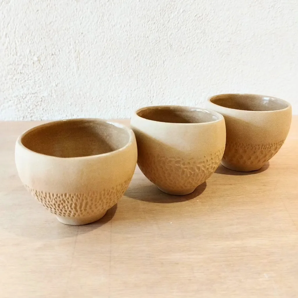 Petits bols en grès roux texturé
